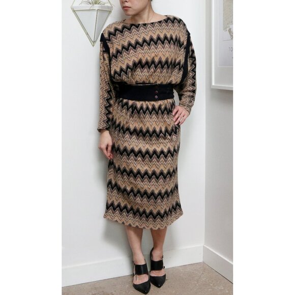 70s Zigzag Patterned Batwing Sweater Dress w/ Waist Cinching Belt, Dolman Sleeve - Picture 4 of 7